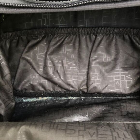 DVF Makeup Carry on - Picture 4 of 9